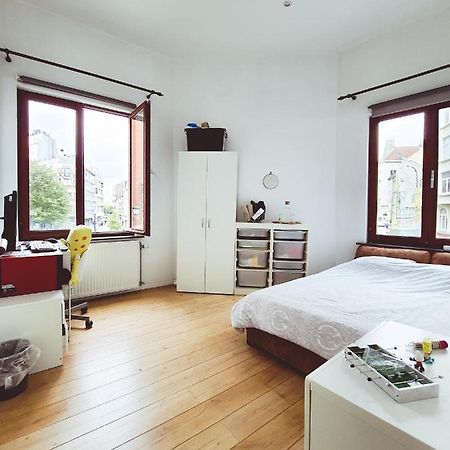 Room At Chicken'S Shared Appartment Bryssel Exteriör bild